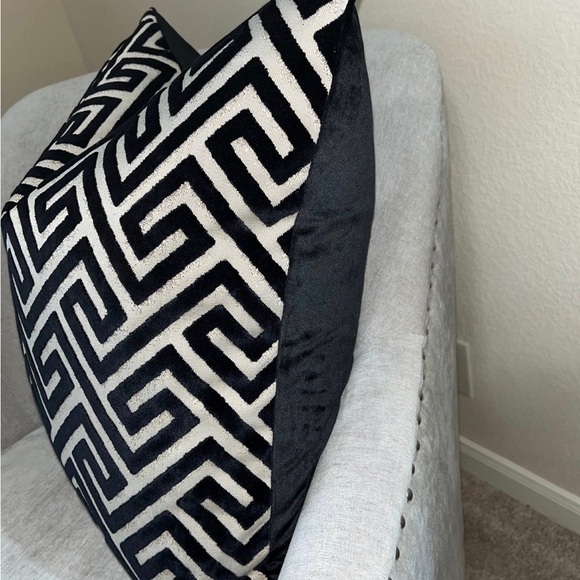 1-NWT CALDEIRA GREEK KEY DECORATIVE PILLOWS - Picture 6 of 12